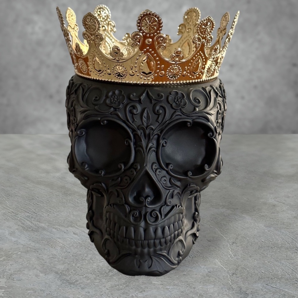 Bath and Body Works 2023 Halloween black skull candle holder